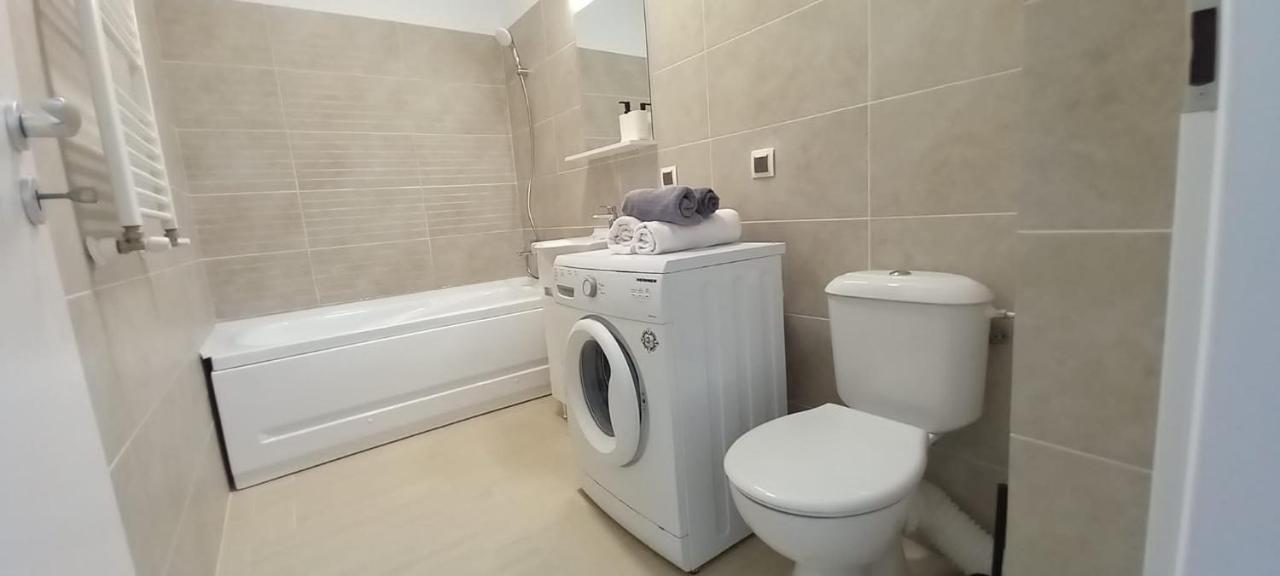 Preciziei 1Br Luxury Apartment With Fast Wifi, Self Check In And Parking Bucarest Exterior foto